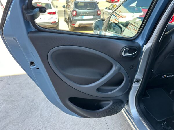 SMART forfour 60kW81CV electric drive - Imagen 17